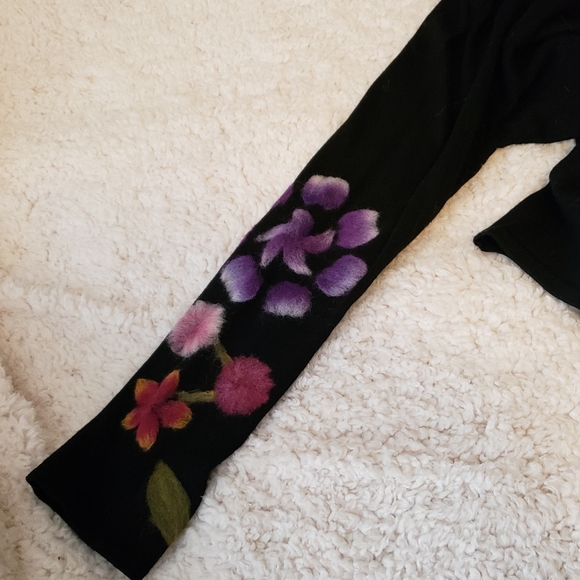 Beautuful black sweater with flowers in XL - Picture 7 of 8